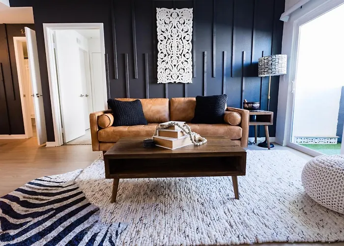 2 Bdr Apt W Balcony In Heart Of Hollywood